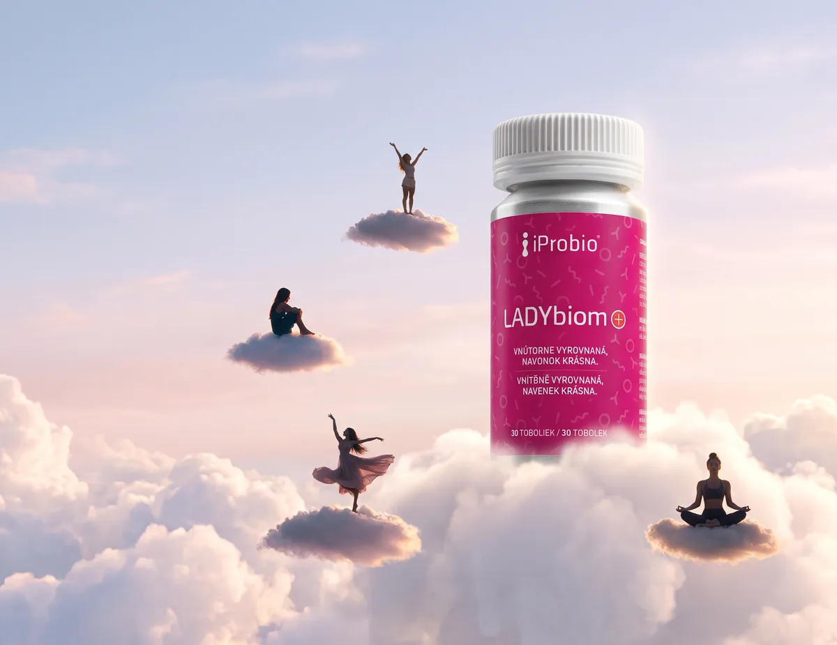 LADYbiom+® stojí na oblaku, okolo neho ženy v rôznych pózach na vlastných oblakoch